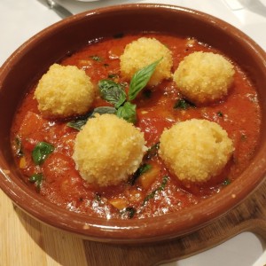 Boccocini Frito en Salsa de Tomate