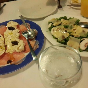 burrata y esalada de rugula 