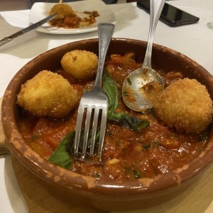 Boccocini Frito en Salsa de Tomate