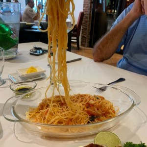 pasta con tomate natural y albahaca