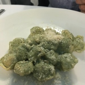 tortellinis al pesto con nueces