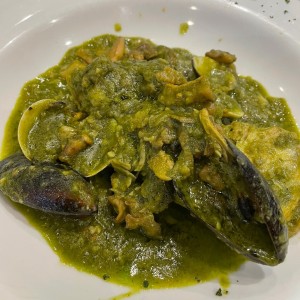 Corvina con Mariscos en Salsa Verde