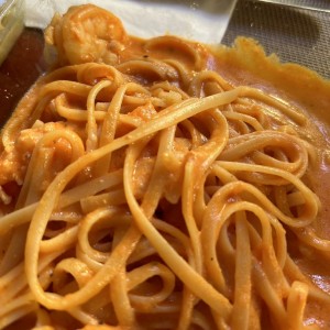 Fetuccini con camarones al bisquet