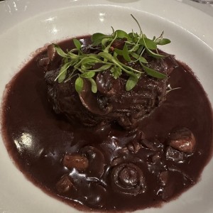 Filete de res en salsa de vino y hongos