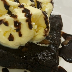 Brownie con helado