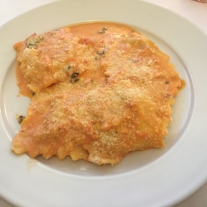 Ravioli de ricotta con espinaca en salsa rosada