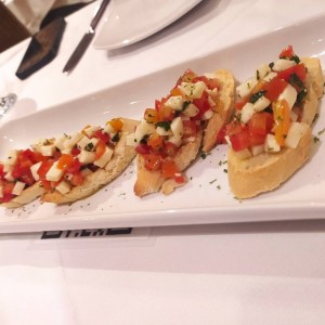 Bruschettas de tomate y mozarella 