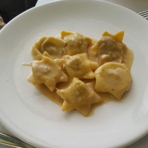 Ravioli con pato y salsa de pato