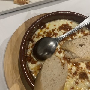 Queso fundido con chorizo