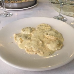 Agnolotti con crema, hongos porcini y trufas