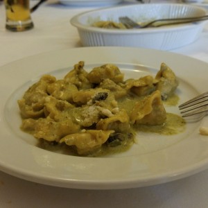 Tortellini de ternera en salsa de pistacho y pesto