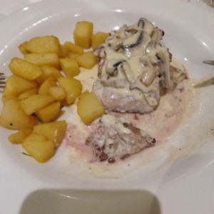 Filete de Res con crema de hongos y papas en romero