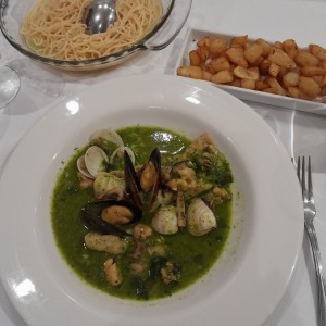 corvina con marisco en salsa verde 