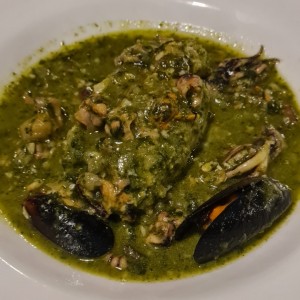 Corvina con Mariscos en Salsa Verde