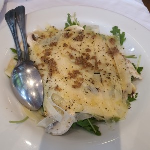 Ensalada de rucula con parmesano y trufa