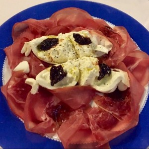 Burrata , prosciutto e fighi