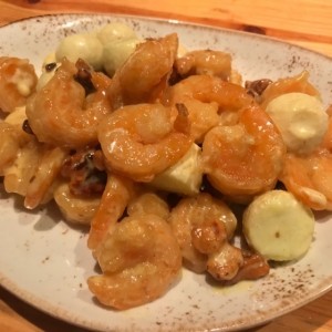 Shrimp with candied walnuts