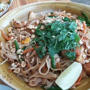 pad thai con camarones