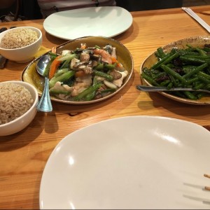 Moo Goo Gai Pan, Mongolian Beef, Arroz Integral