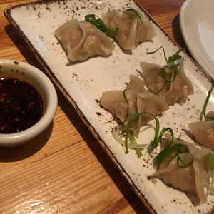 Shrimp Dumplins con la salsa aparte