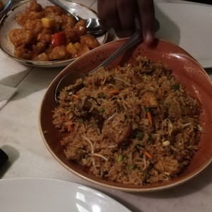 Arroz frito mixto y pollo agridulce 