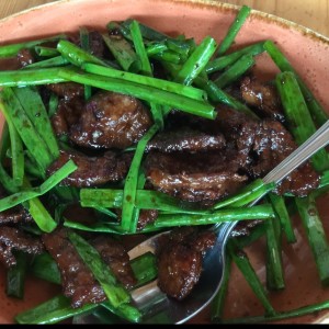 Carne de res salteado con cebollina