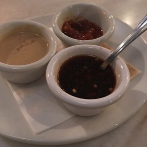 Trio de salsas, solo hay que pedirlo.