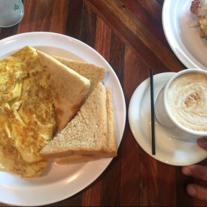 omelte y capuccino