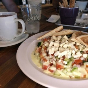 Ensalada griega con tzatziki