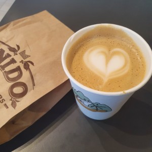 Capuchino y empanada de queso