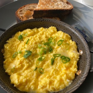 Desayunos - Cheesy Scramble