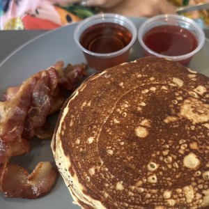 DESAYUNO - PANCAKES & BACON
