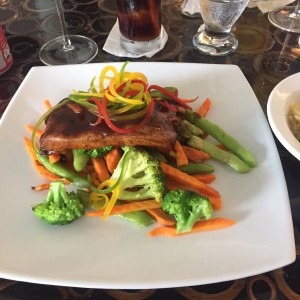 costillitas de cerdo a la parrilla connvegetales salteados 