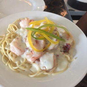 espaguetti con salsa carbonara y camarones