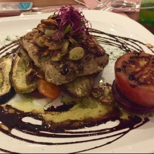 Corvina con almendras en ajo y mantequilla servida con vegetales a la parrilla