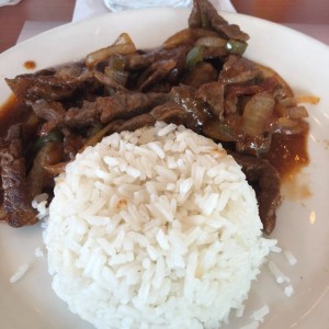 bistec picado con arroz