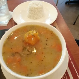 el delicioso sancocho con arroz y pan