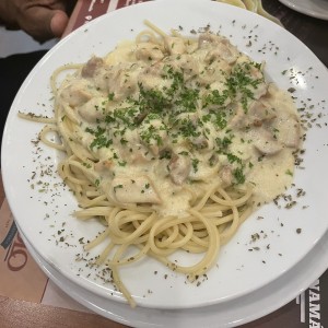 Spaguetti con pollo en salsa blanca