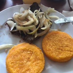 bistec encebollado con tortillas fritas