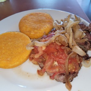 Filete de Res con Tomate y Cebolla