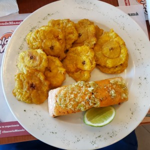 salmon al ajillo con patacones