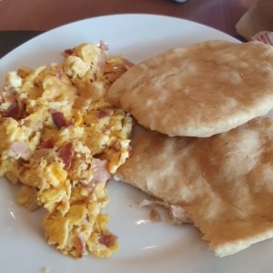 huevos con tocino y hojaldre