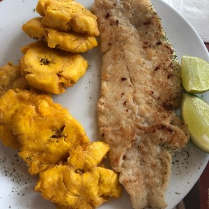 corvina apanada con patacones