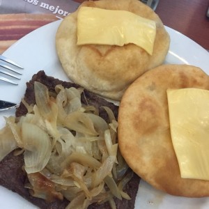 Desayuno - Bictec Encebollado con hojaldras