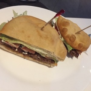 sandwich de carne con hojaldre