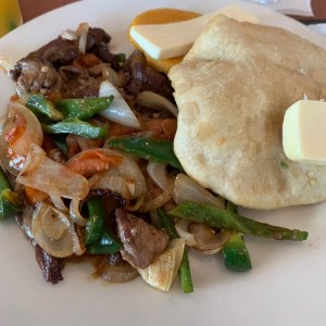 Bistec picado con tortilla y hojaldre