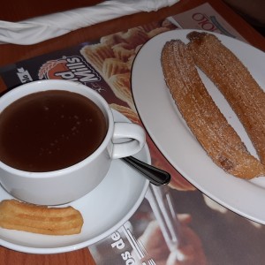 Churros rellenos de Manjar y Chocolate Caliente.