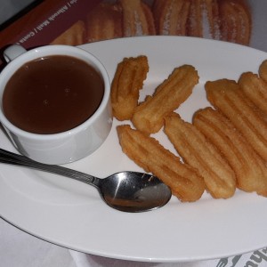 Orden de mini churros con chocolante caliente.