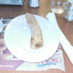 Churro relleno de manjar 