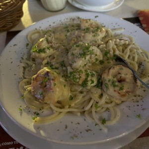 Pasta con camarones en salsa blanca